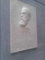 Plakette für Wilhelm Wundt mit Relief und Widmung in der Universität Leipzig